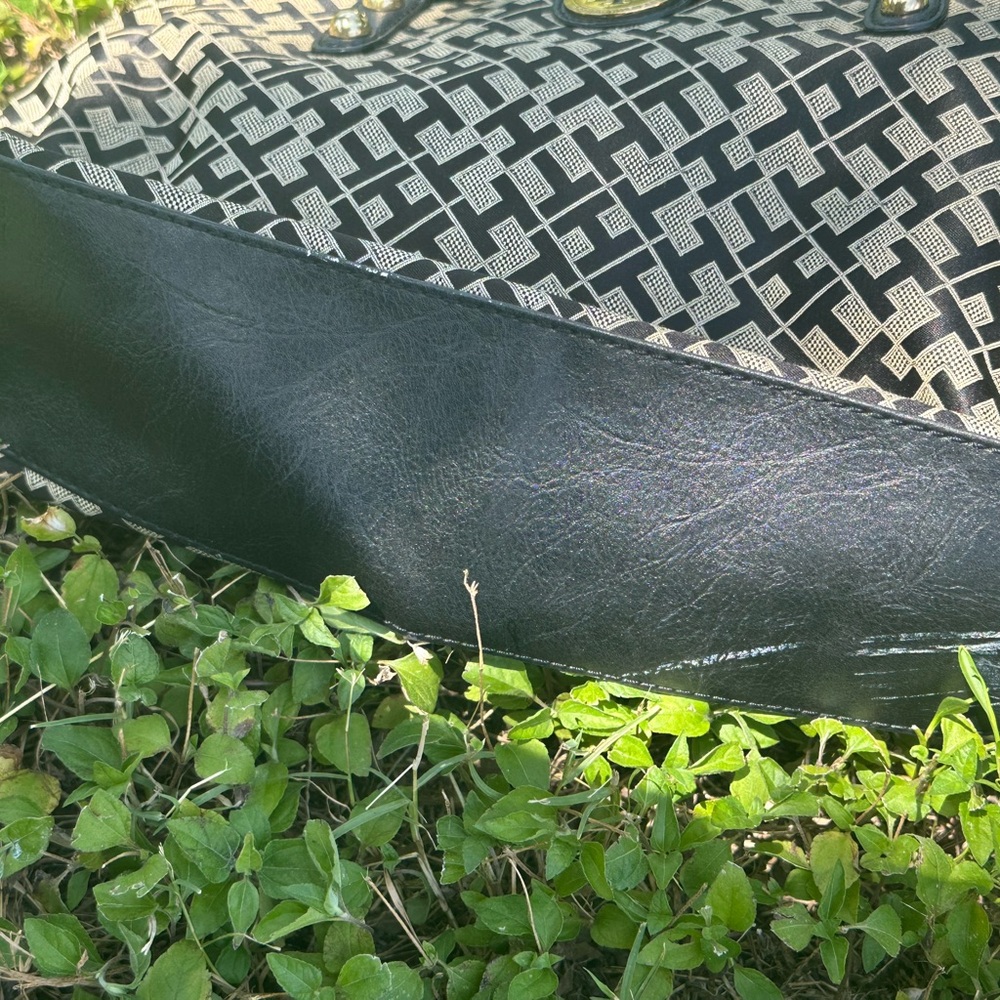 Tommy Hilfiger Black and Gold Patterned Shoulder Bag - Picture 13 of 16